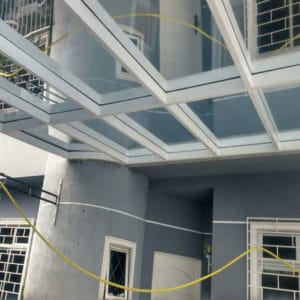 Cobertura de vidro fixa com estrutura metálica