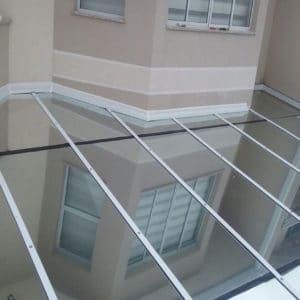 Cobertura de vidro fixa em condomínio
