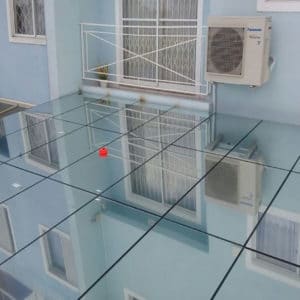 Cobertura de vidro em garagem de residência com película espelhada
