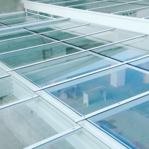 Cobertura de vidro retrátil instalada em uma empresa